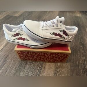 Youth Vans Ward White Sneakers with Red Floral Embroidery - Kids size 4 - NIB